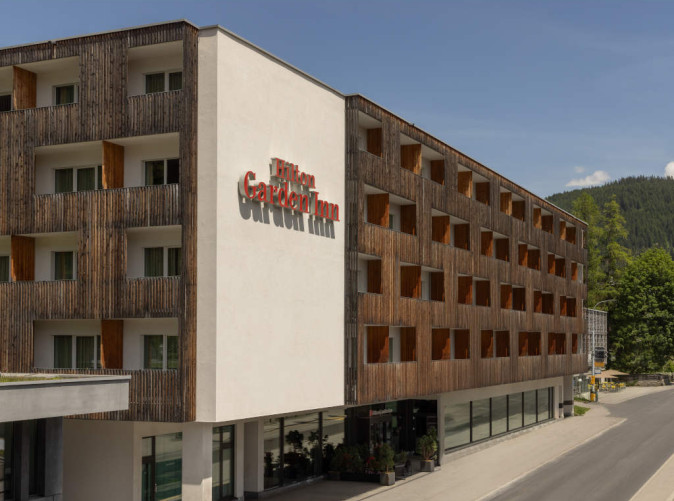 0010_Hilton Davos_Schoene Aussichten Touristik_HGI Davos_Exterior_Daytime